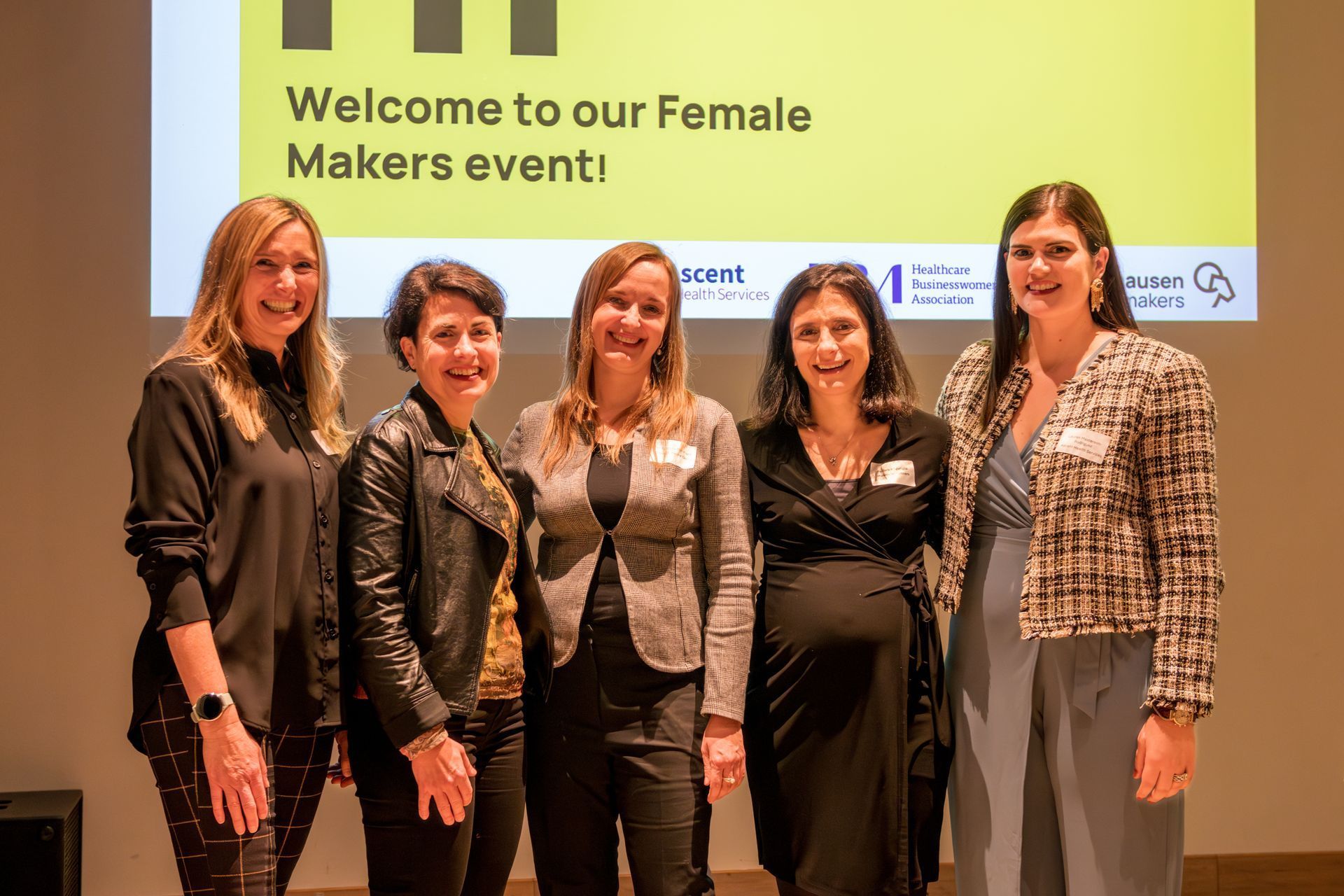 Eine Gruppe von Frauen posiert für ein Foto.