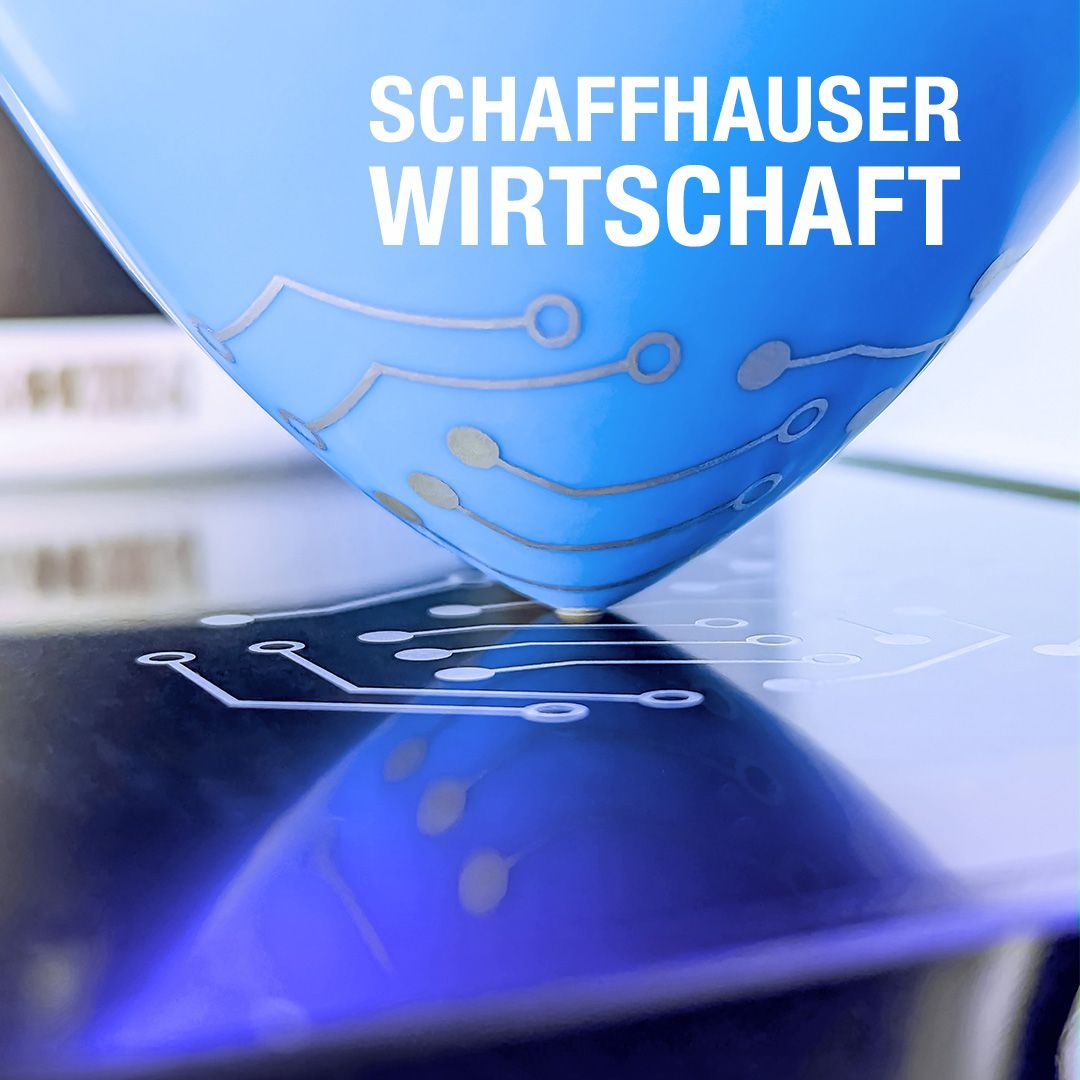 Eine Tampondruckmaschine druckt ein Muster auf eine Fläche.